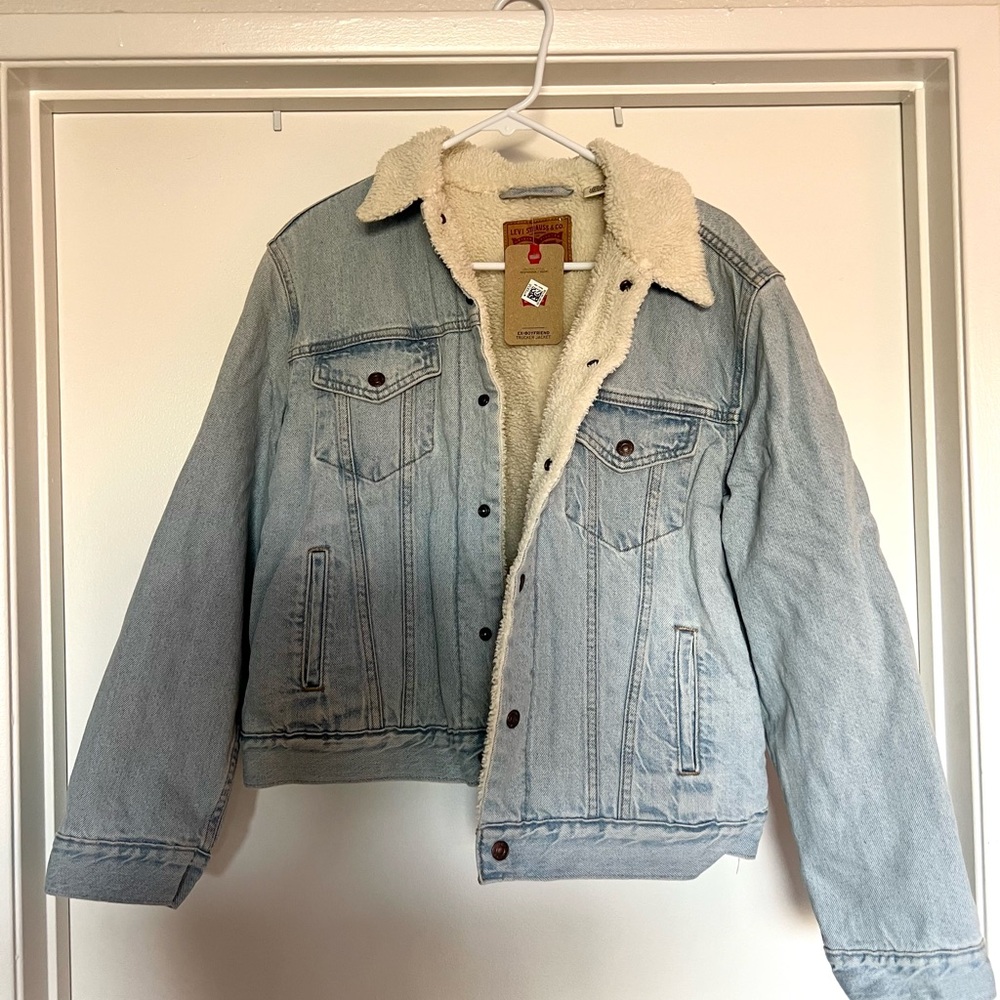 Levi’s Ex-Boyfriend Trucker Jean Jacket with Sherpa. Medium